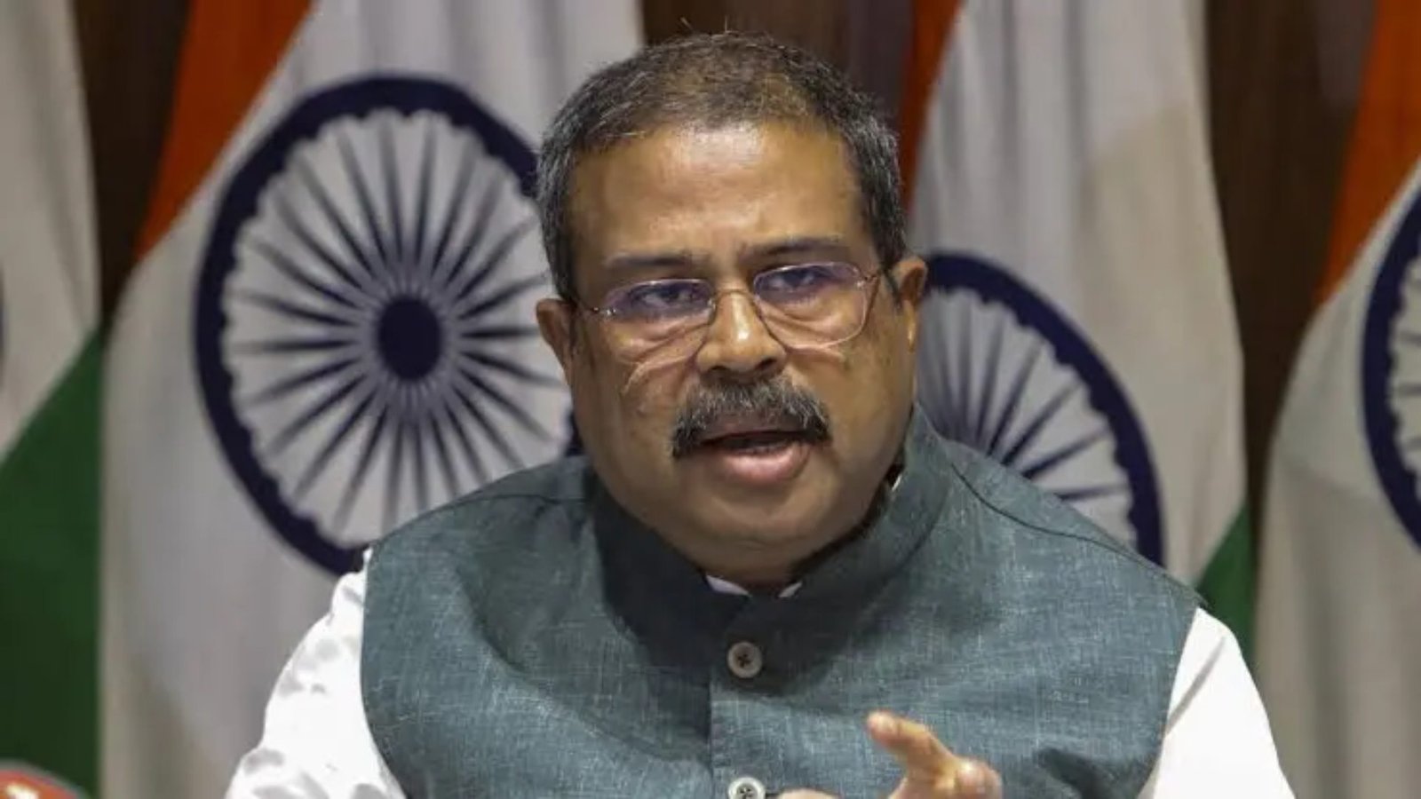 ତଥାପି ଧର୍ମେନ୍ଦ୍ରଙ୍କ ଇସ୍ତଫା ଦରକାର !