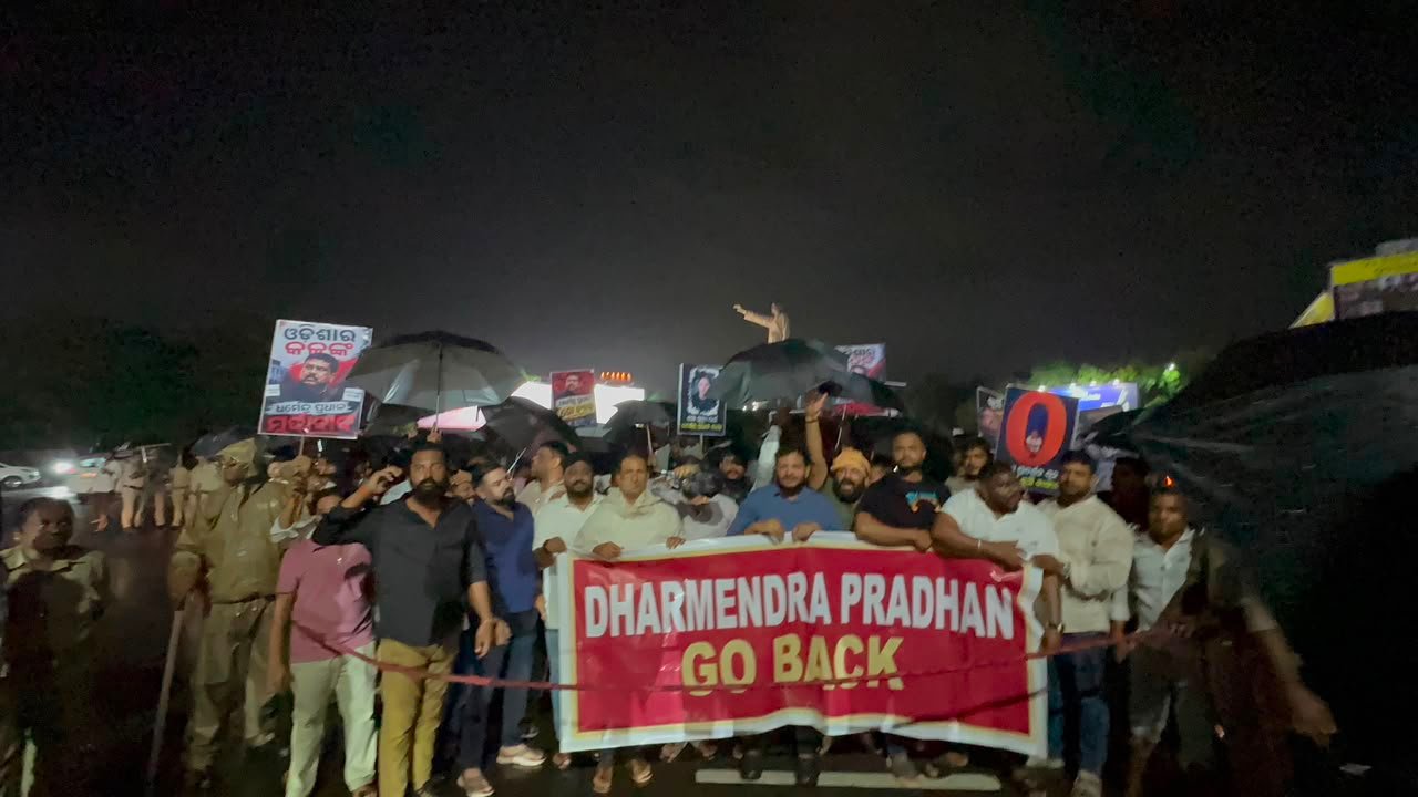 ଧର୍ମେନ୍ଦ୍ରଙ୍କ ପଛରେ ପଡ଼ିଛି କିଏ?